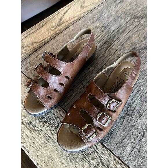 The Leather Collection Women’s Comfort Sandal Sling Back Tan Sz 8W Three Buckle - Picture 2 of 8